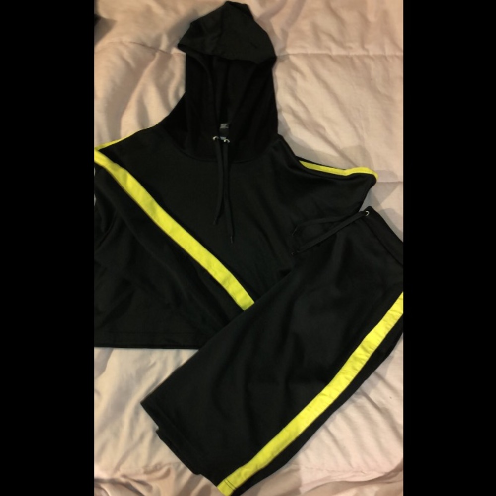 Two piece / skirt and sweatshirt